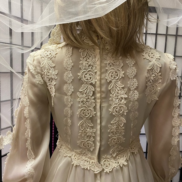 Exquisite Vintage Custom Ivory Wedding Dress/Veil - Picture 9 of 16